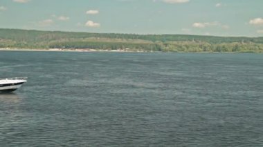 Nehri üzerinde tekne yüzen