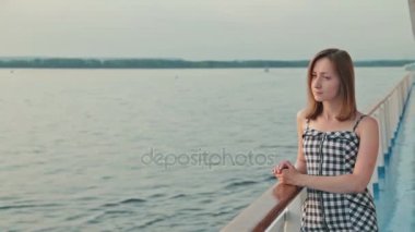 cruise gemi güverte üzerinde duran genç kadın