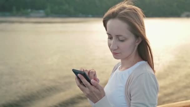 Kobieta za pomocą telefonów komórkowych na pokładzie statku wycieczkowego — Wideo stockowe