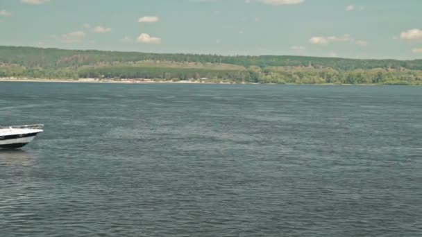 La barca galleggia sul fiume — Video Stock