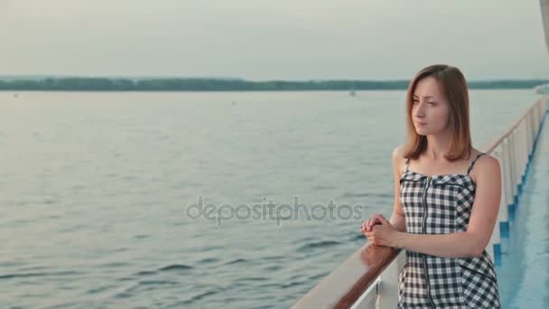 Młoda kobieta stojąc na pokładzie statku wycieczkowego — Wideo stockowe