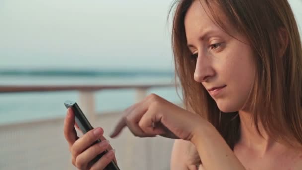 Жінка використовує мобільний телефон на круїзному кораблі — стокове відео
