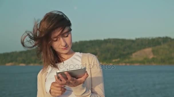 Femeie care utilizează tabletă digitală PC pe puntea navei de croazieră — Videoclip de stoc