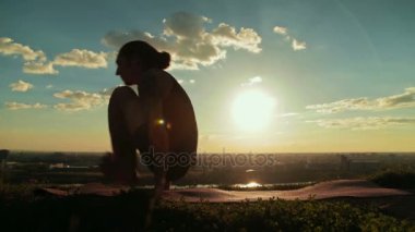 Gün batımında ormandaki Ashtanga yoga yapan erkek