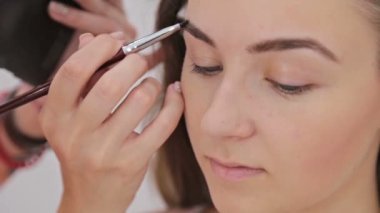 3 çekim. Profesyonel makyaj sanatçı çizim kaşları