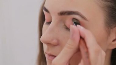 4 çekim. Profesyonel makyöz göz farı uygulamak