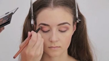 Atış kapatın. Profesyonel makyöz göz farı uygulamak