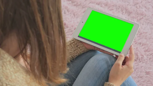 Mulher olhando para tablet computador com tela verde — Fotografia de Stock