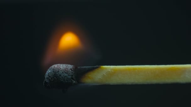 allumette en bois brûlant 