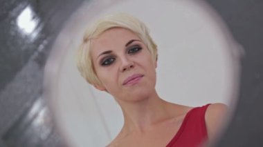 Güzel, genç ve seksi kadınla güzel makyaj ve kısa saç modeli