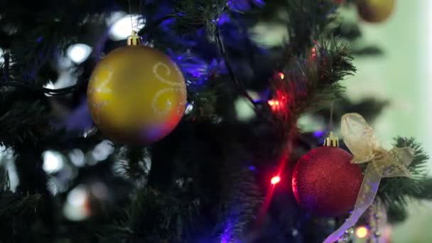 Χριστούγεννα και νέο έτος διακόσμηση δέντρο, γιρλάντα και παιχνίδια — Αρχείο Βίντεο