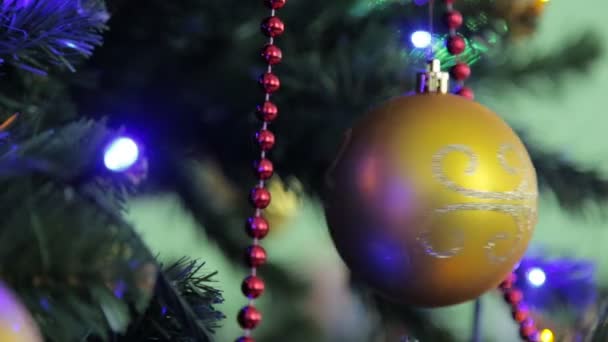 Karácsonyi és újévi fa dekoráció, a koszorú és a játékok — Stock videók