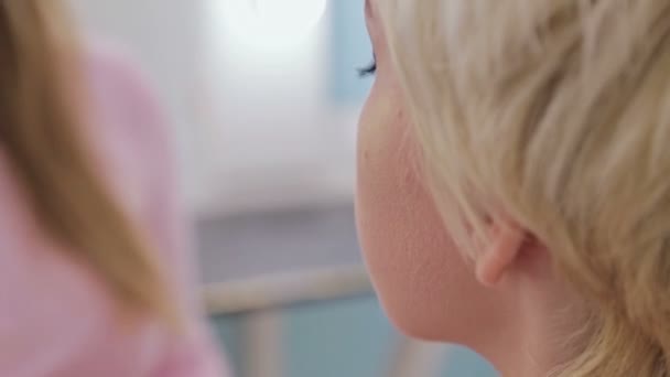 Close-up shot. Professionele make-up artiest poeder toe te passen op vrouw s gezicht — Stockvideo