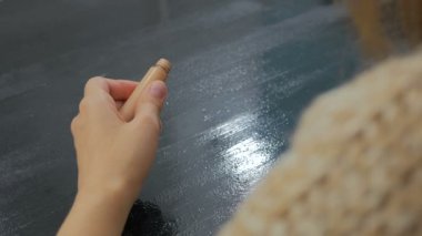 Güzel ve genç birbayan geçerlidir kapatıcı Vakfı krem makyaj