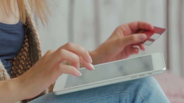 Γυναίκα ψώνια σε απευθείας σύνδεση στο ψηφιακό tablet με πιστωτική κάρτα — Αρχείο Βίντεο