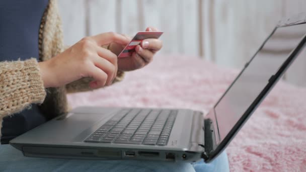 Жінка купує онлайн в ноутбуці з кредитною карткою — стокове відео