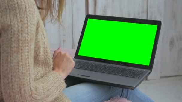 Mujer usando el ordenador portátil con pantalla verde — Vídeos de Stock