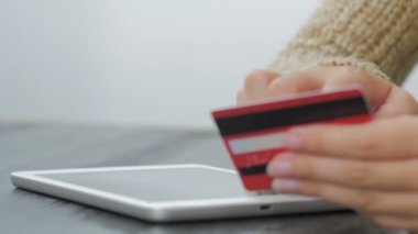 Kadın kredi kartıyla dijital tabletten alışveriş yapıyor