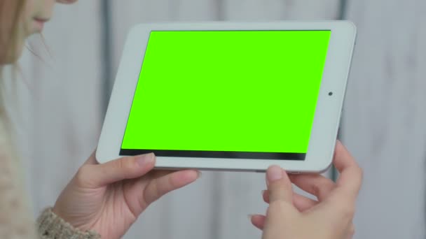 Mujer mirando tableta con pantalla verde — Vídeos de Stock