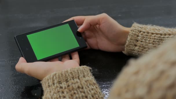 Frau benutzt Smartphone mit grünem Bildschirm — Stockvideo