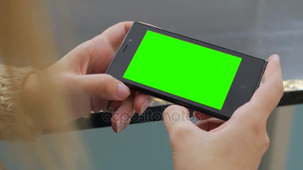 Mulher olhando para smartphone com tela verde — Vídeo de Stock