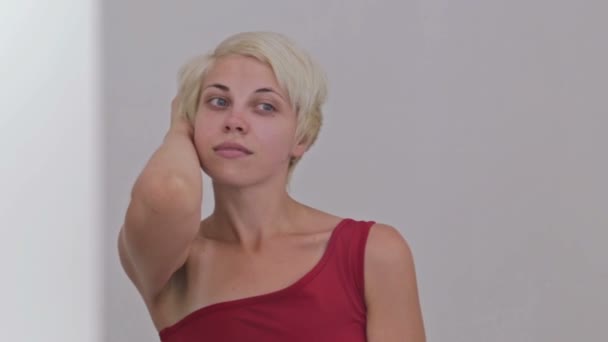 Sensuele vrouw zonder make-up te kijken naar haar reflectie in de spiegel, tot vaststelling van haar — Stockvideo