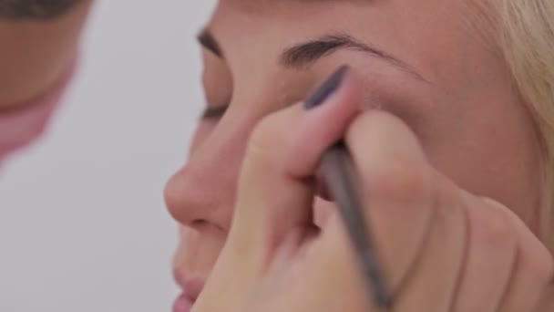 Profesionální vizážistka použití krému základního eyeshadow primer na modelu oko — Stock video