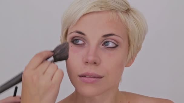 Professzionális sminkes alkalmazása por nő s arca — Stock videók