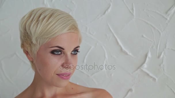 Mujer bonita, joven y sensual con hermoso maquillaje y peinado corto — Vídeos de Stock