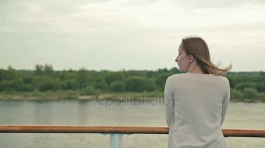 Cruise gemi güverte üzerinde duran ve nehirde seyir genç güzel kadın.