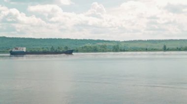 Kargo gemisi Nehri üzerinde yelken