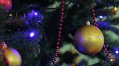 Noel ve yılbaşı ağacı süsle, garland ve oyuncaklar