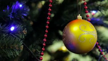 Noel ve yılbaşı ağacı süsle, garland ve oyuncaklar