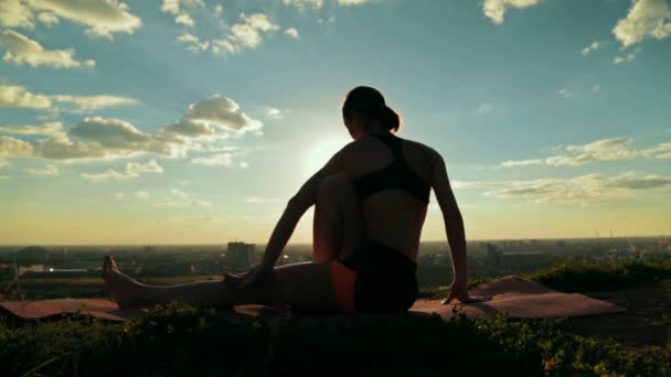 Žena, která dělá Ashtanga Jóga v lese při západu slunce — Stock video