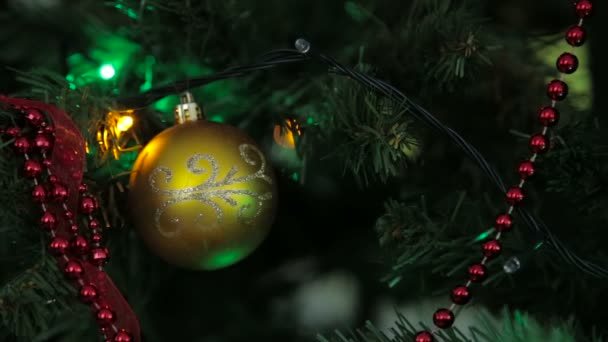 Kerstmis en Nieuwjaar boom decoratie, garland en speelgoed — Stockvideo