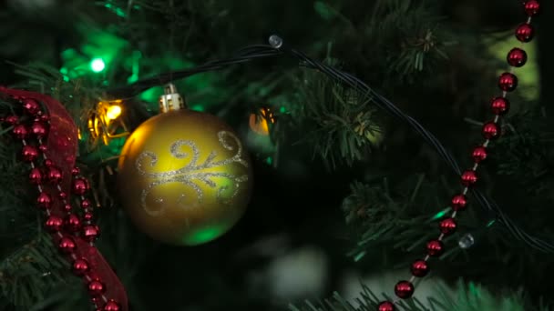 Decoración del árbol de Navidad y Año Nuevo, guirnalda y juguetes — Vídeos de Stock