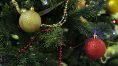 Noel ve yılbaşı ağacı süsle, garland ve oyuncaklar