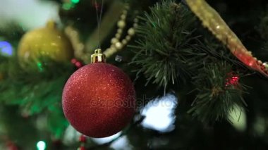 Noel ve yılbaşı ağacı süsle, garland ve oyuncaklar