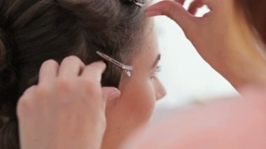 Atış kapatın. Genç kadın uzun saçlı güzel için saç modeli yapmak Kuaför