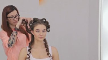 Profesyonel kuaför saç modeli için genç kadın güzel yapıyor