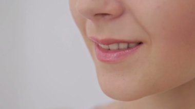 Genç kadının dudakları yakın çekim