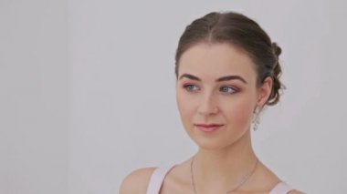 Güzel güzel makyaj ve zarif saç modeli ile şehvetli Bayan portresi