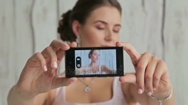 3 çekim. Güzel makyaj ve selfie alarak zarif saç modeli ile güzel kadın