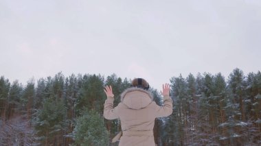 Kış ormanda sanal gerçeklik gözlük kullanan kadın