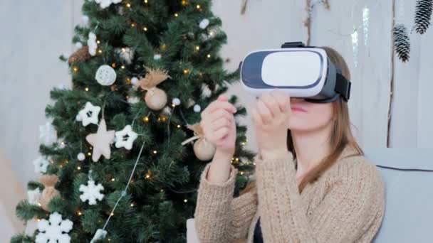 Γυναίκα που χρησιμοποιεί γυαλιά εικονικής πραγματικότητας — Αρχείο Βίντεο