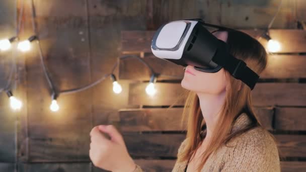 Mujer joven usando gafas de realidad virtual — Vídeos de Stock