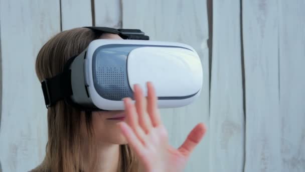 Jonge vrouw met behulp van virtual reality bril — Stockvideo