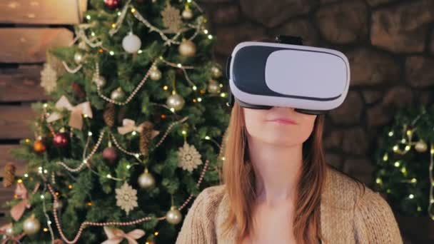 Femeia tânără care folosește ochelari de realitate virtuală — Videoclip de stoc
