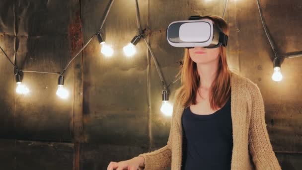 Mujer joven usando gafas de realidad virtual — Vídeos de Stock