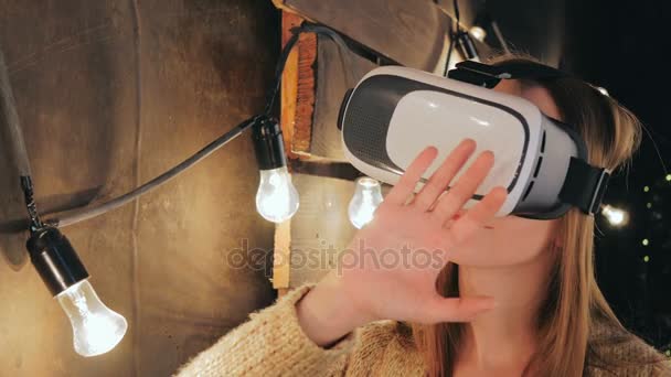 Νεαρή γυναίκα που χρησιμοποιεί γυαλιά εικονικής πραγματικότητας — Αρχείο Βίντεο